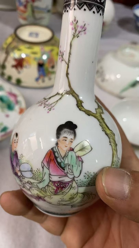 古玩陶瓷粉彩人物小瓶真品鑒賞圖