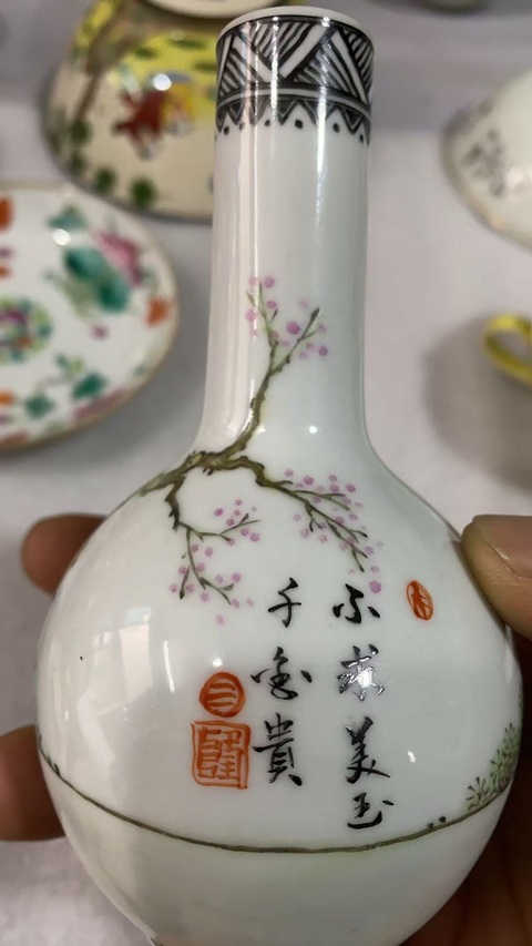 古玩陶瓷粉彩人物小瓶真品鑒賞圖