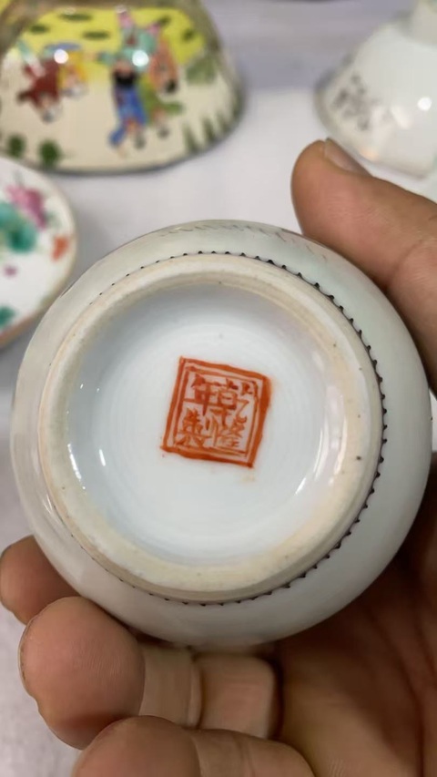 古玩陶瓷粉彩人物小瓶真品鑒賞圖