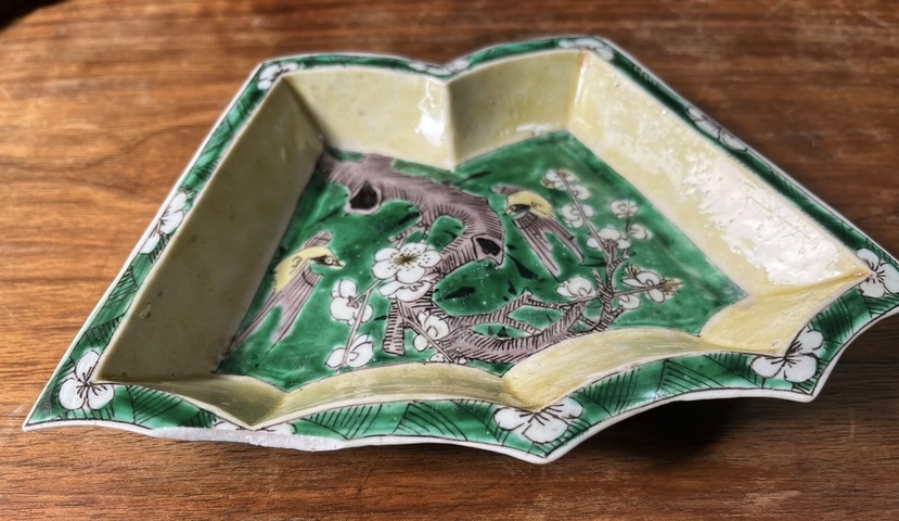 古玩陶瓷素三彩梅花攢盤真品鑒賞圖