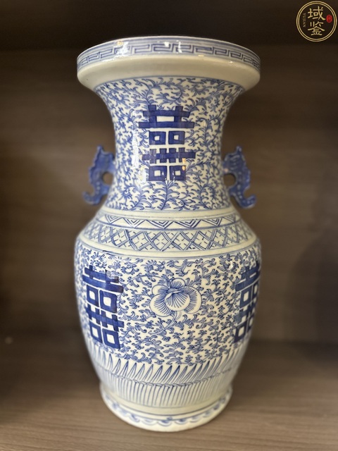 古玩陶瓷青花淡描花卉紋喜字盤口瓶真品鑒賞圖