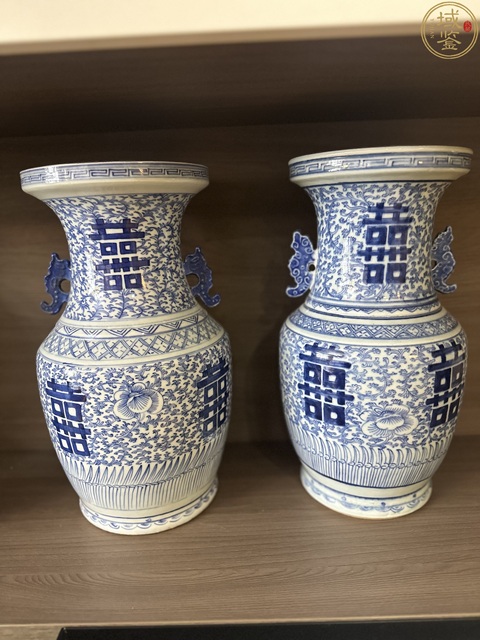 古玩陶瓷青花淡描花卉紋喜字盤口瓶真品鑒賞圖