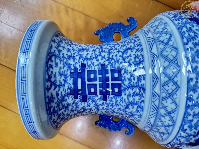 古玩陶瓷青花淡描花卉紋喜字盤口瓶真品鑒賞圖