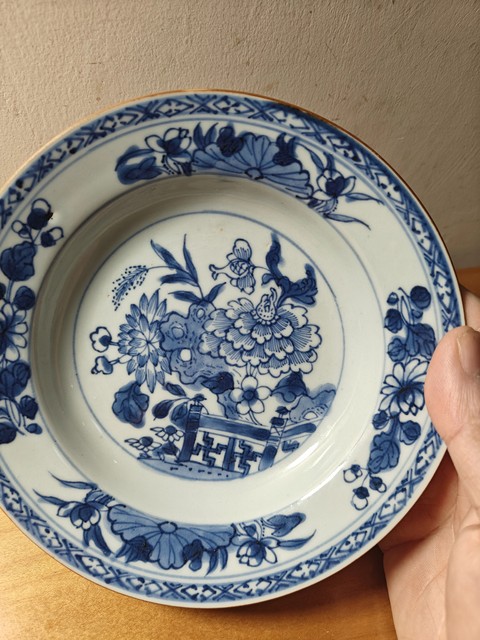 古玩陶瓷青花洞石欄桿花卉紋折沿盤真品鑒賞圖