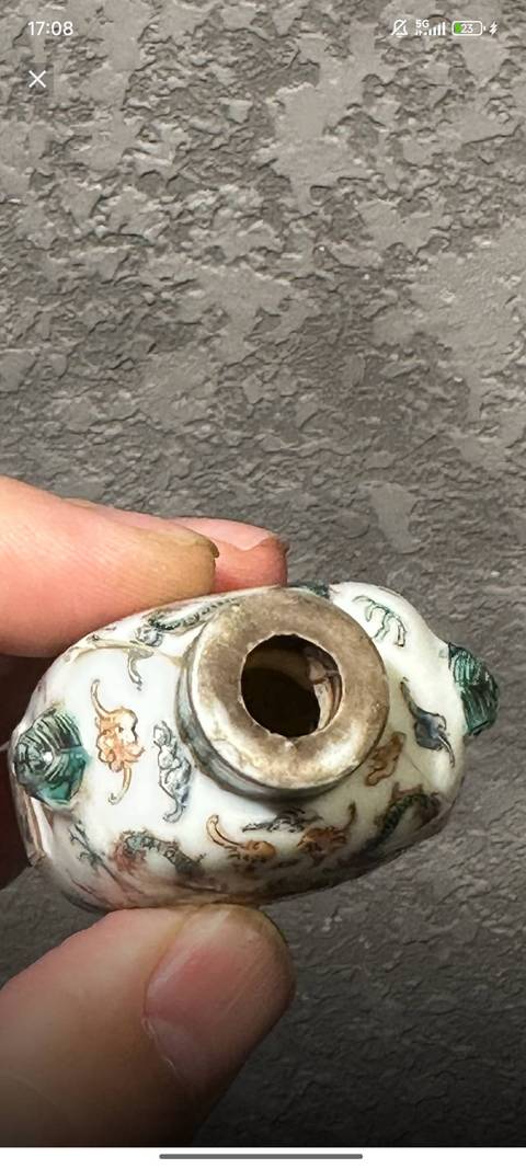 古玩陶瓷粉彩趕珠龍紋鼻煙壺真品鑒賞圖