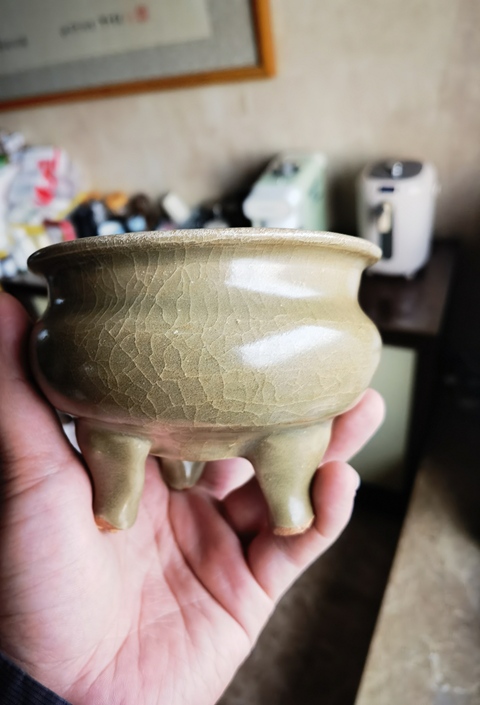 古玩陶瓷龍泉青瓷黃釉三足爐真品鑒賞圖