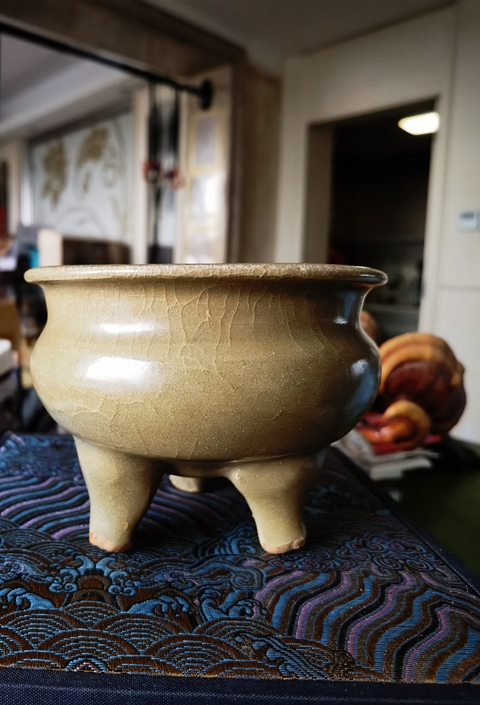 古玩陶瓷龍泉青瓷黃釉三足爐真品鑒賞圖