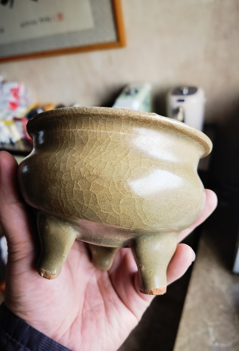 古玩陶瓷龍泉青瓷黃釉三足爐真品鑒賞圖