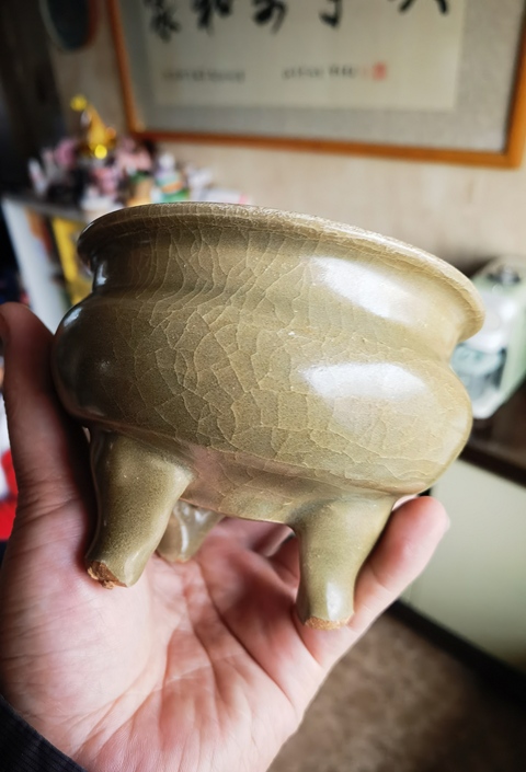 古玩陶瓷龍泉青瓷黃釉三足爐真品鑒賞圖