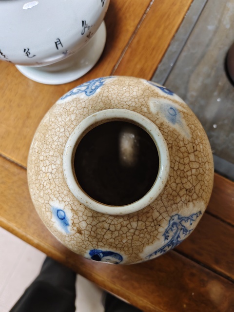 古玩陶瓷哥釉地青花仕女紋罐真品鑒賞圖