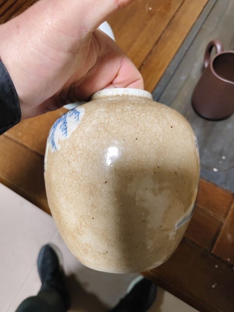 古玩陶瓷哥釉地青花仕女紋罐真品鑒賞圖