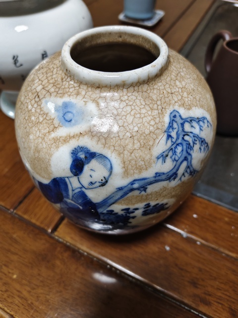 古玩陶瓷哥釉地青花仕女紋罐真品鑒賞圖