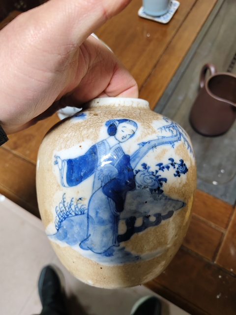 古玩陶瓷哥釉地青花仕女紋罐真品鑒賞圖
