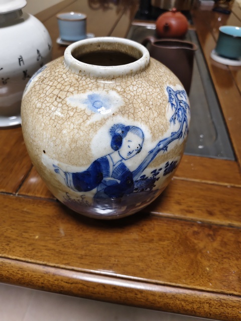 古玩陶瓷哥釉地青花仕女紋罐真品鑒賞圖