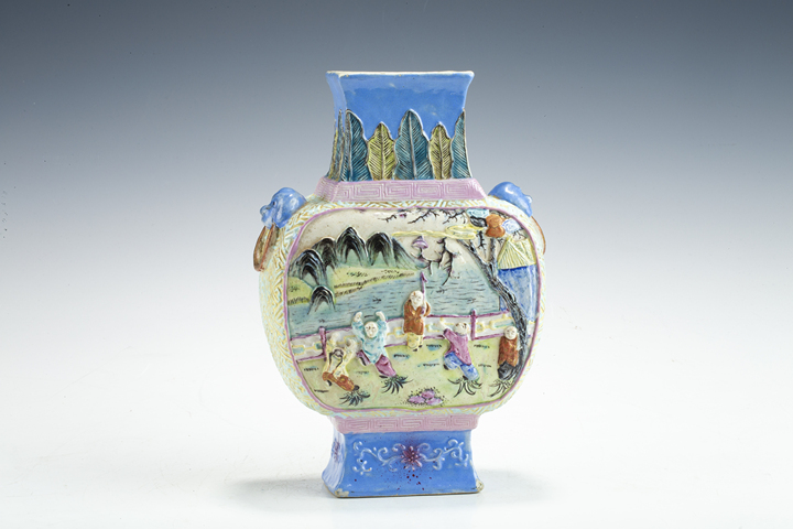 古玩陶瓷·粉彩雕瓷嬰戲紋輔首方瓶真品鑒賞圖