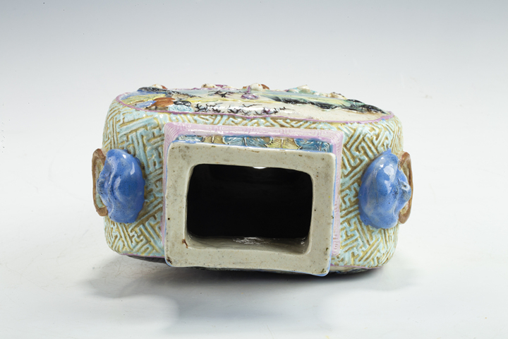 古玩陶瓷·粉彩雕瓷嬰戲紋輔首方瓶真品鑒賞圖