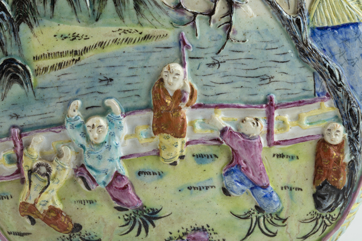 古玩陶瓷·粉彩雕瓷嬰戲紋輔首方瓶真品鑒賞圖