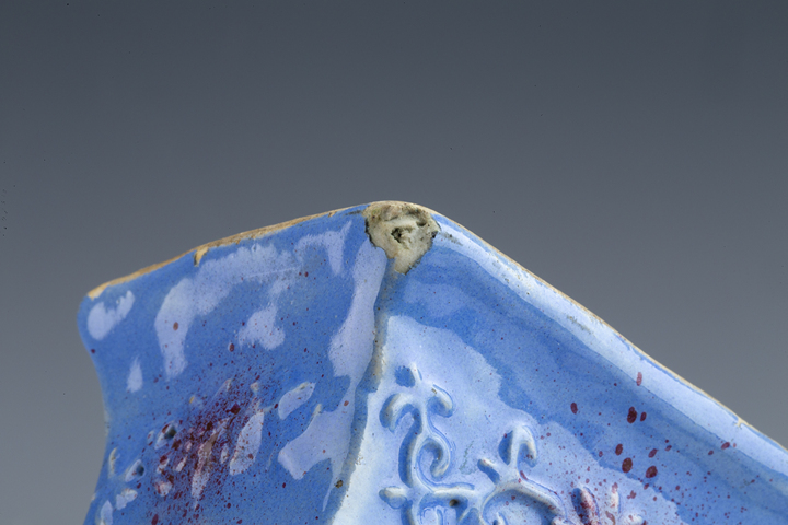 古玩陶瓷·粉彩雕瓷嬰戲紋輔首方瓶真品鑒賞圖