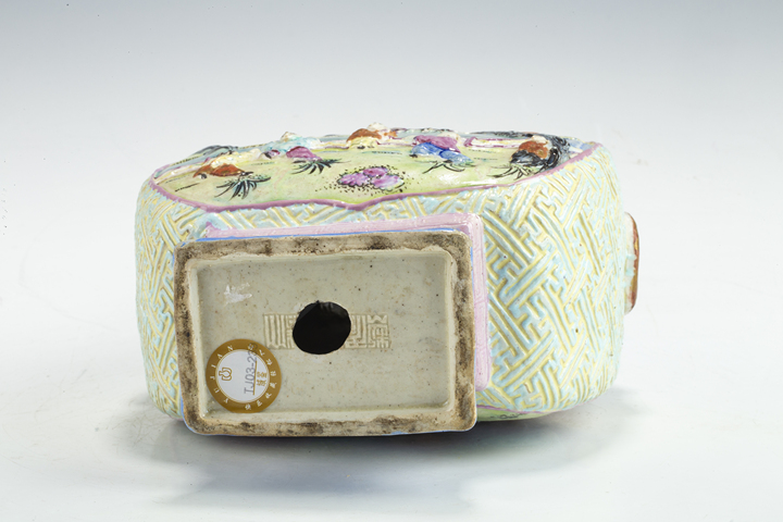 古玩陶瓷·粉彩雕瓷嬰戲紋輔首方瓶真品鑒賞圖