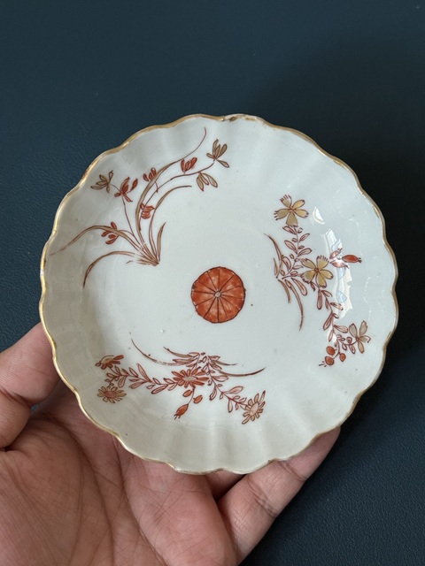 古玩陶瓷雙藍圈樹葉款珊瑚紅描金花卉紋盤真品鑒賞圖