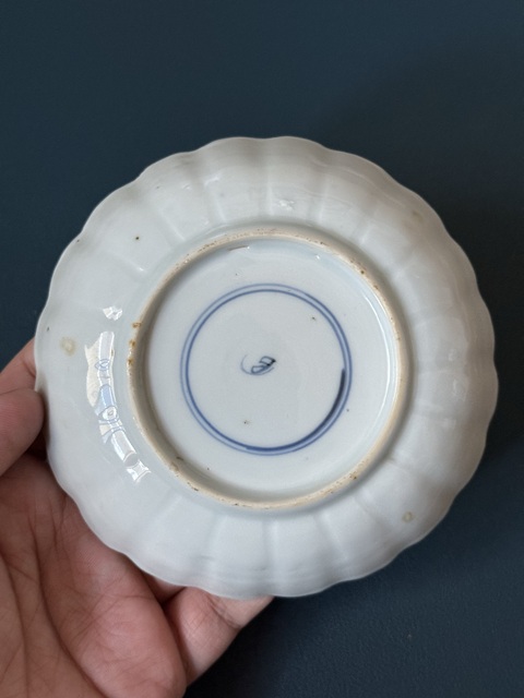 古玩陶瓷雙藍圈樹葉款珊瑚紅描金花卉紋盤真品鑒賞圖