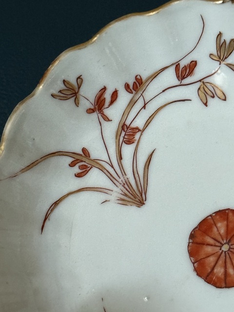 古玩陶瓷雙藍圈樹葉款珊瑚紅描金花卉紋盤真品鑒賞圖