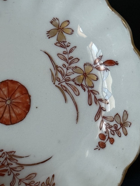 古玩陶瓷雙藍圈樹葉款珊瑚紅描金花卉紋盤真品鑒賞圖