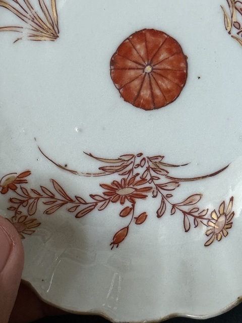 古玩陶瓷雙藍圈樹葉款珊瑚紅描金花卉紋盤真品鑒賞圖