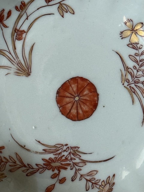 古玩陶瓷雙藍圈樹葉款珊瑚紅描金花卉紋盤真品鑒賞圖