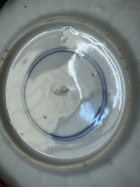 古玩陶瓷雙藍圈樹葉款珊瑚紅描金花卉紋盤真品鑒賞圖