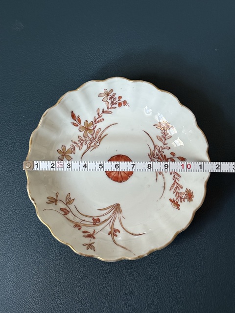 古玩陶瓷雙藍圈樹葉款珊瑚紅描金花卉紋盤真品鑒賞圖