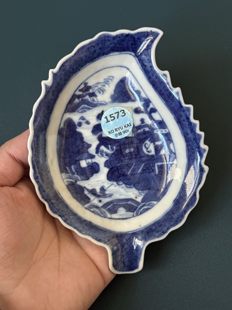 古玩陶瓷清·嘉慶本朝款樓臺亭閣山水紋青花樹葉型盤拍賣，當前價格800元