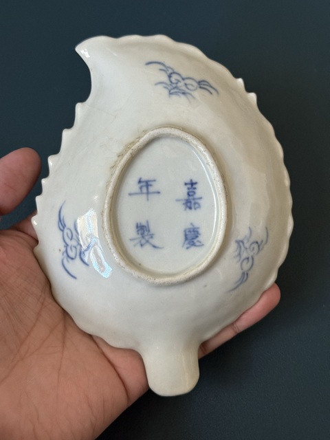 古玩陶瓷清·嘉慶本朝款樓臺亭閣山水紋青花樹葉型盤拍賣，當前價格800元