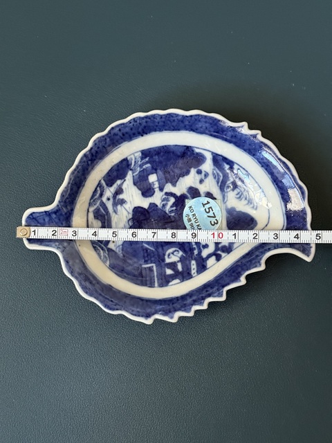 古玩陶瓷清·嘉慶本朝款樓臺亭閣山水紋青花樹葉型盤拍賣，當前價格800元