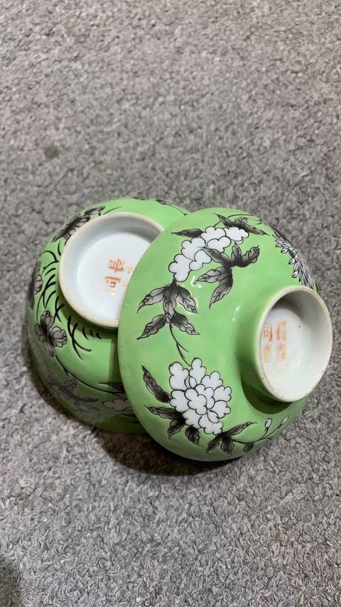 古玩陶瓷蘋果綠釉地墨彩花鳥紋蓋碗真品鑒賞圖