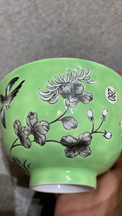古玩陶瓷蘋果綠釉地墨彩花鳥紋蓋碗真品鑒賞圖