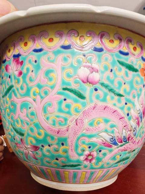 古玩陶瓷粉彩夔龍紋花盆真品鑒賞圖