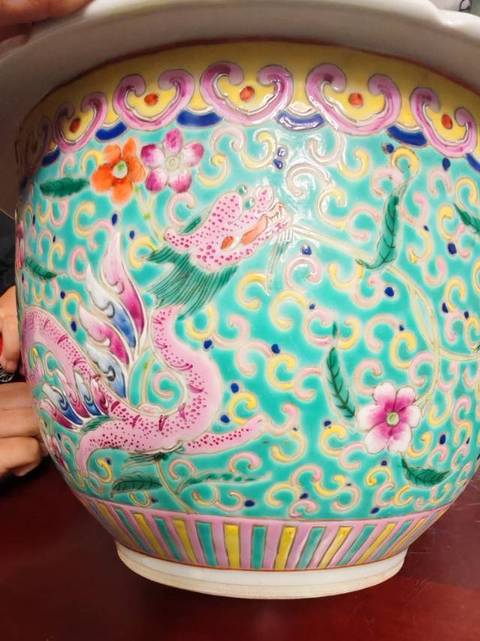 古玩陶瓷粉彩夔龍紋花盆真品鑒賞圖