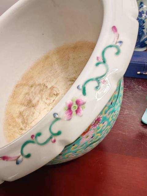 古玩陶瓷粉彩夔龍紋花盆真品鑒賞圖