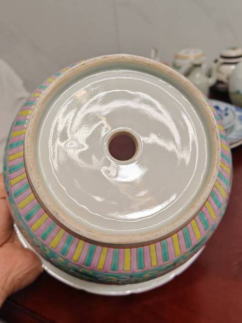 古玩陶瓷粉彩夔龍紋花盆真品鑒賞圖