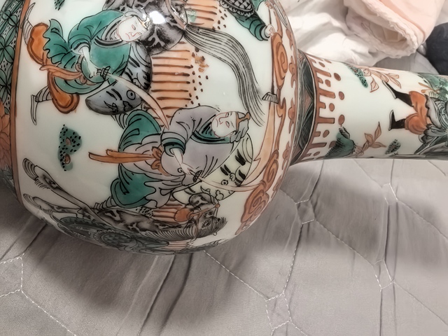 古玩陶瓷刀馬人五彩天球瓶真品鑒賞圖