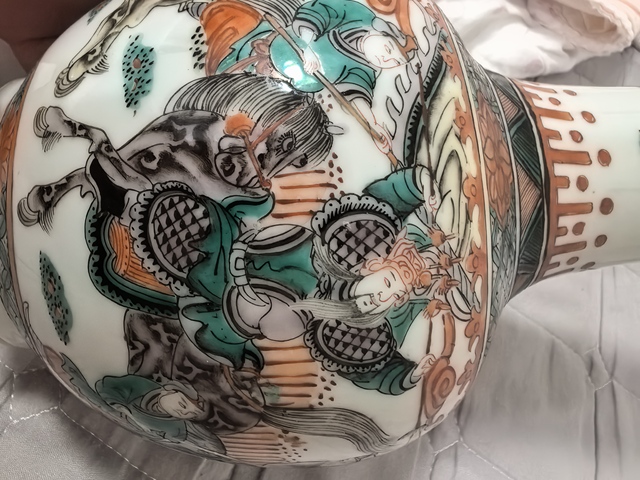 古玩陶瓷刀馬人五彩天球瓶真品鑒賞圖