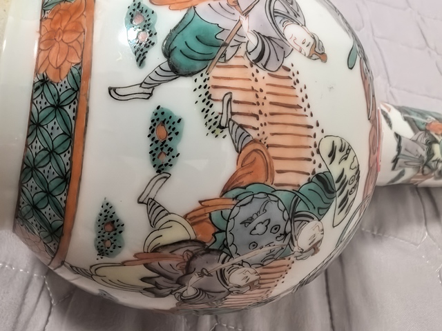 古玩陶瓷刀馬人五彩天球瓶真品鑒賞圖