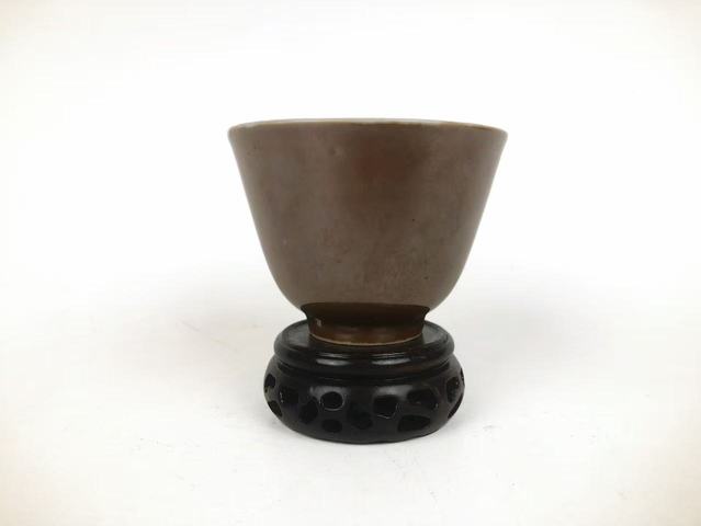 古玩陶瓷清晚期·內(nèi)青花魚藻紋外紫金釉鈴鐺杯真品鑒賞圖