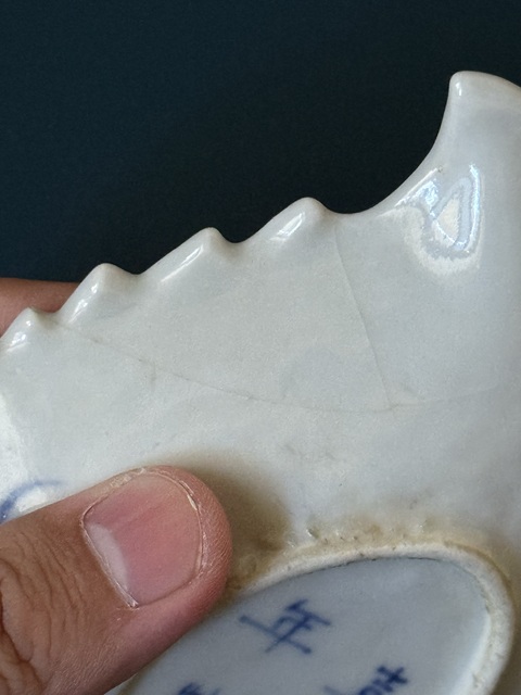 古玩陶瓷清·嘉慶本朝款樓臺亭閣山水紋青花樹葉型盤拍賣，當前價格800元