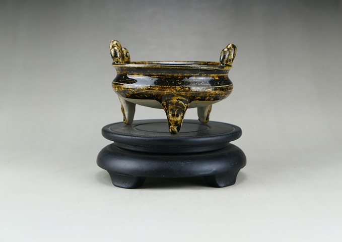 古玩陶瓷明末清初.褐釉雙耳三獸足爐拍賣，當前價格33元