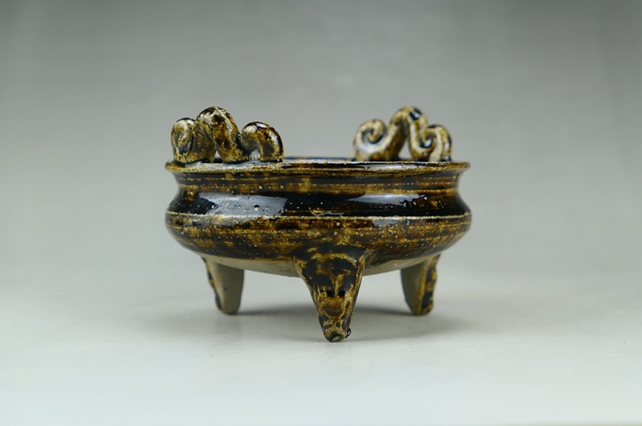 古玩陶瓷明末清初.褐釉雙耳三獸足爐拍賣，當前價格33元