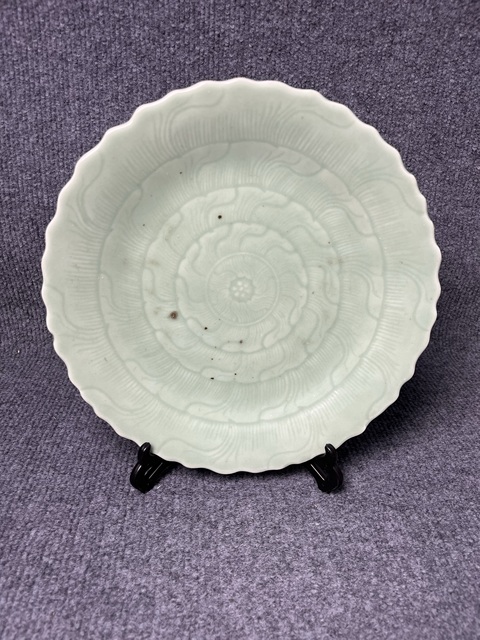 古玩陶瓷青釉暗刻花卉紋盤真品鑒賞圖