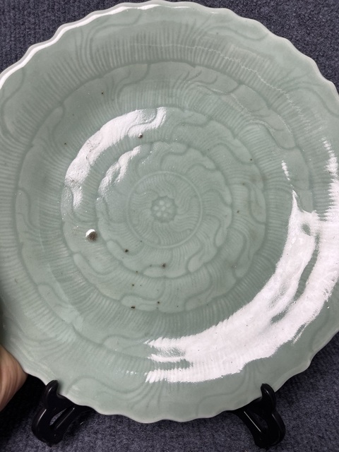 古玩陶瓷青釉暗刻花卉紋盤真品鑒賞圖