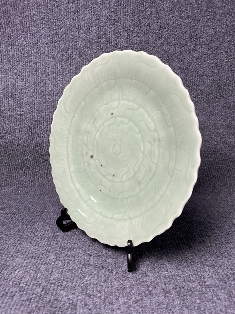 古玩陶瓷青釉暗刻花卉紋盤真品鑒賞圖